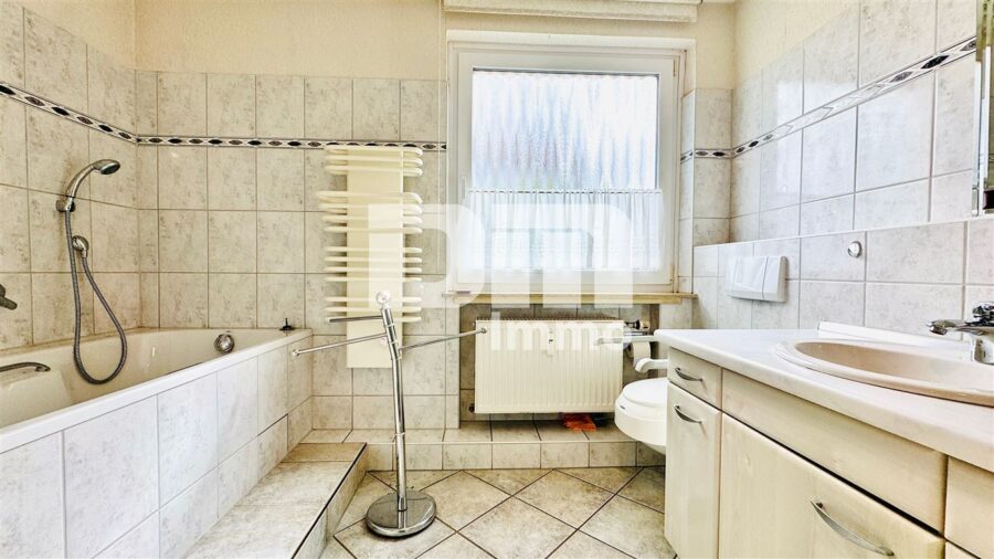 Großzügiges 1-2 Familienhaus mit vielseitigem Nutzungspotenzial und schönem Garten - EG Bad / Wanne / Dusche
